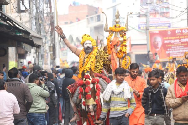 Shri Taponidhi Anand Akhara of Naga Sanyasis makes a grand entry into Mahakumbh cantonment